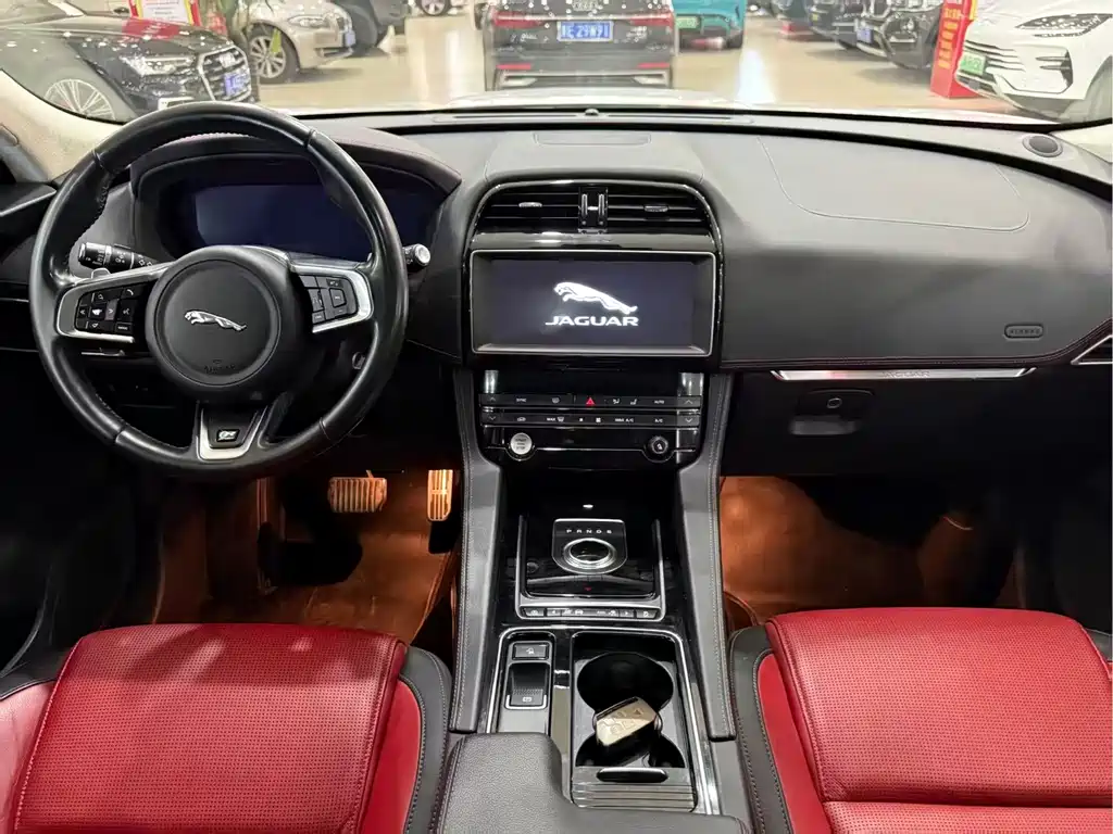 Jaguar F-PACE 捷豹F-PACE 2018款 改款 2.0 T 四驱R-Sport运动版