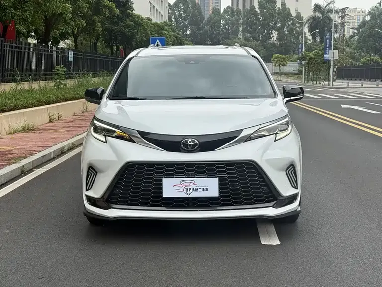 Toyota Granvia 2.5 L Hybrid Noble ULTRA