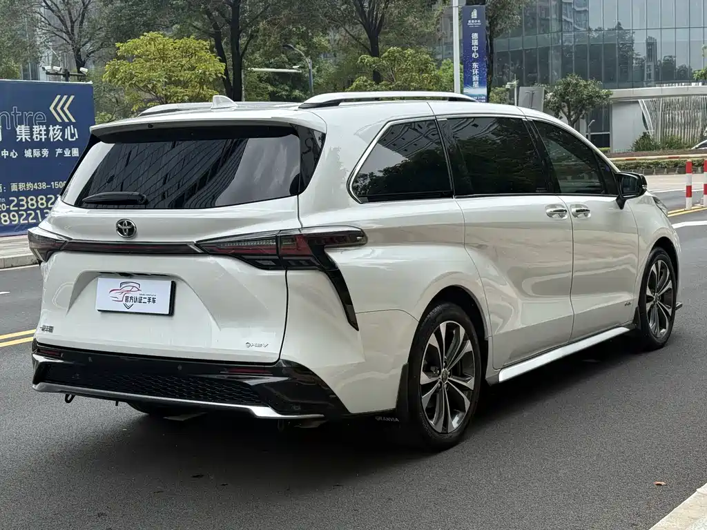 Granvia 2.5 L Hybrid Noble ULTRA