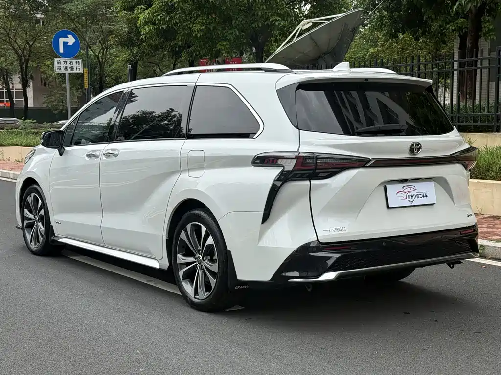 Granvia 2.5 L Hybrid Noble ULTRA