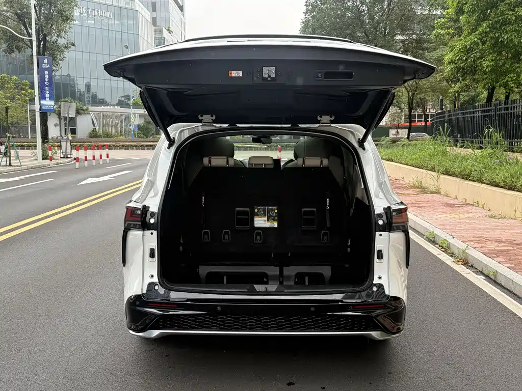 Granvia 2.5 L Hybrid Noble ULTRA
