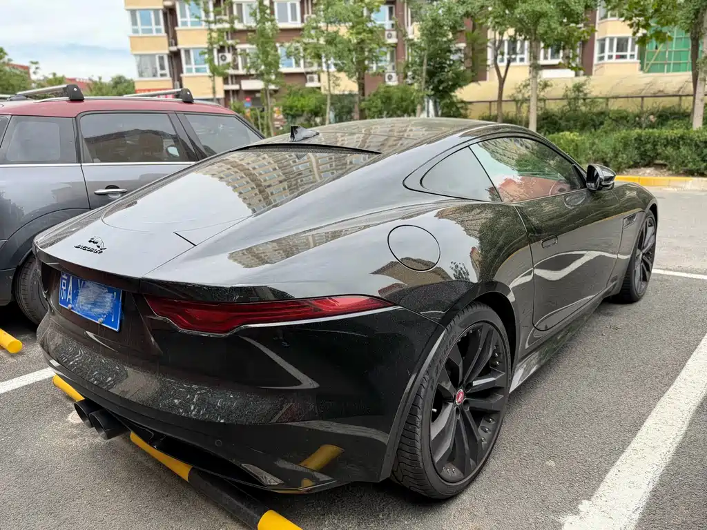 Jaguar F-TYPE 捷豹F-TYPE 2023款 P300 硬顶版 R-DYNAMIC BLACK