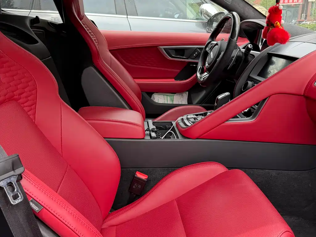 Jaguar F-TYPE 捷豹F-TYPE 2023款 P300 硬顶版 R-DYNAMIC BLACK
