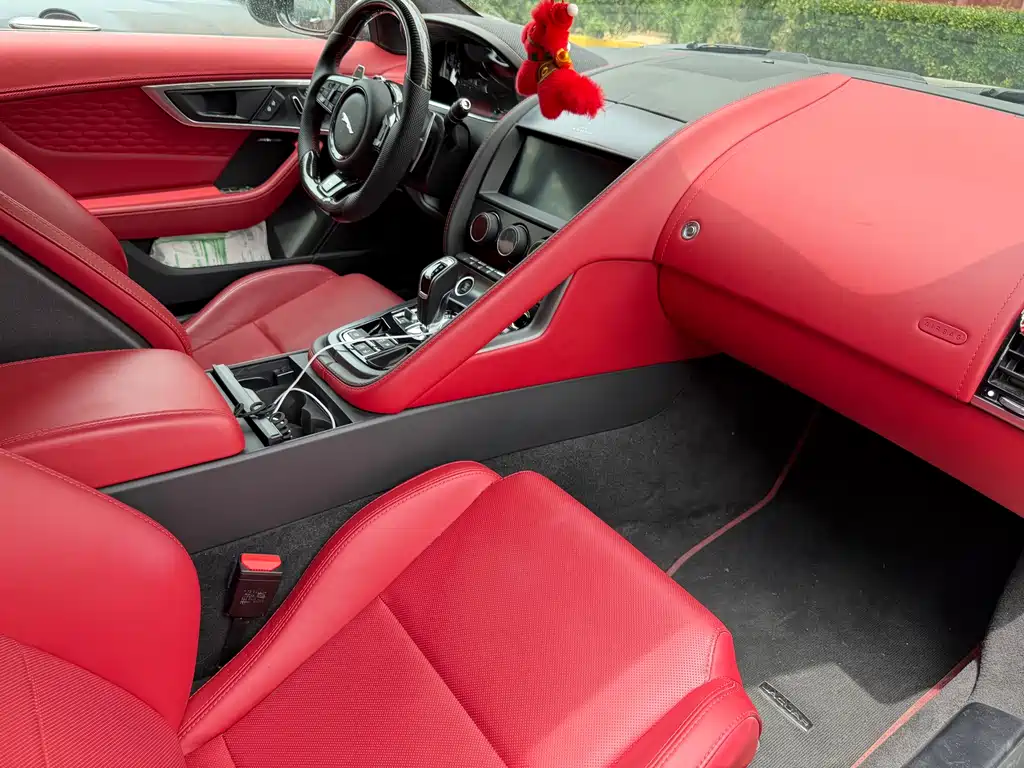 Jaguar F-TYPE 捷豹F-TYPE 2023款 P300 硬顶版 R-DYNAMIC BLACK