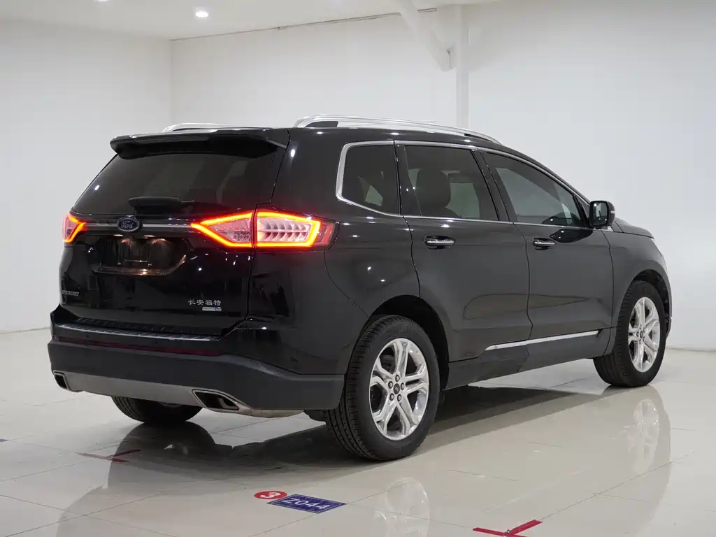 Edge EcoBoost 245 4 WD Grand Sharp 7-seat