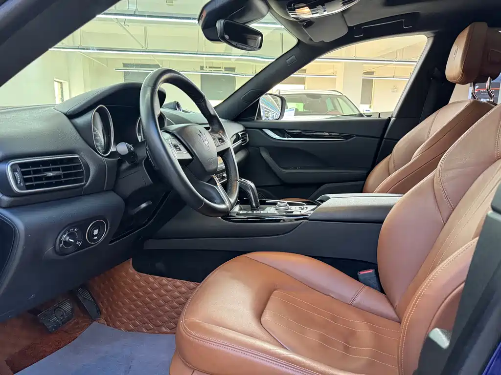 Levante 3.0 T Standard CN-V