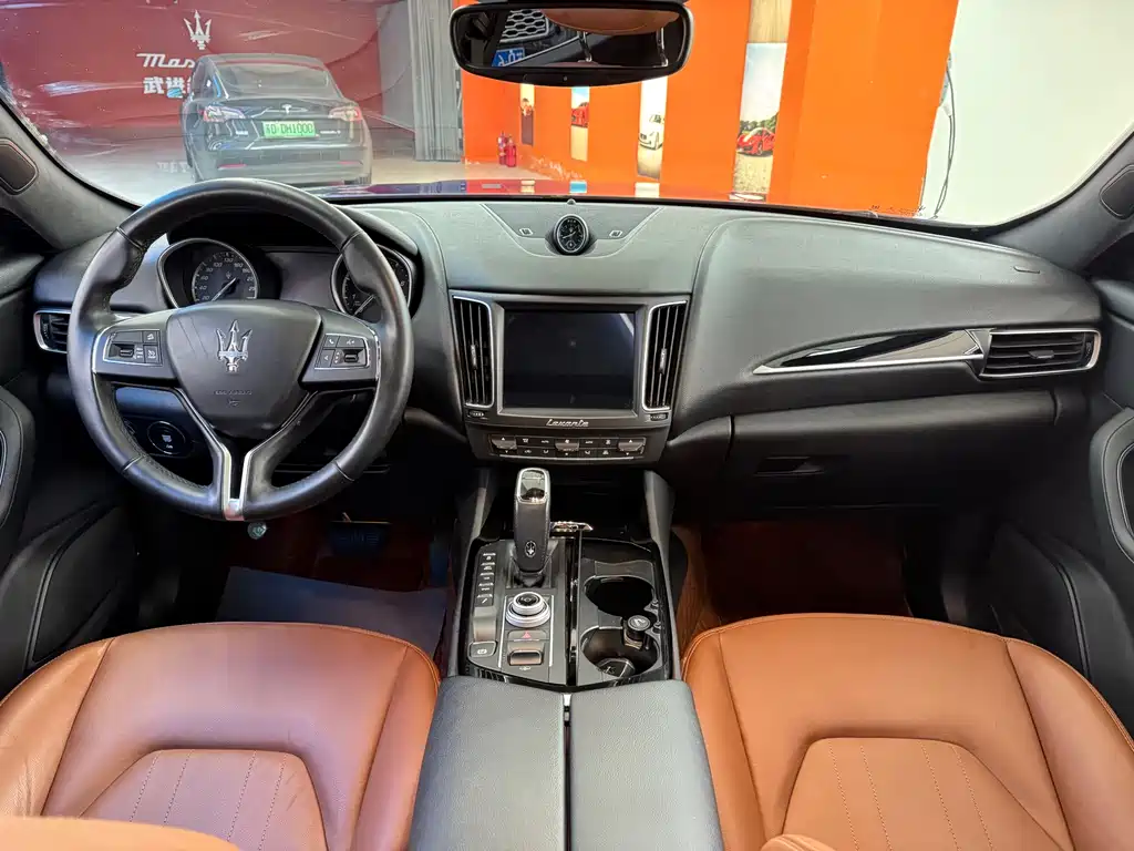 Levante 3.0 T Standard CN-V