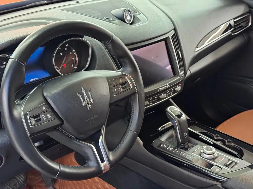 Levante 3.0 T Standard CN-V