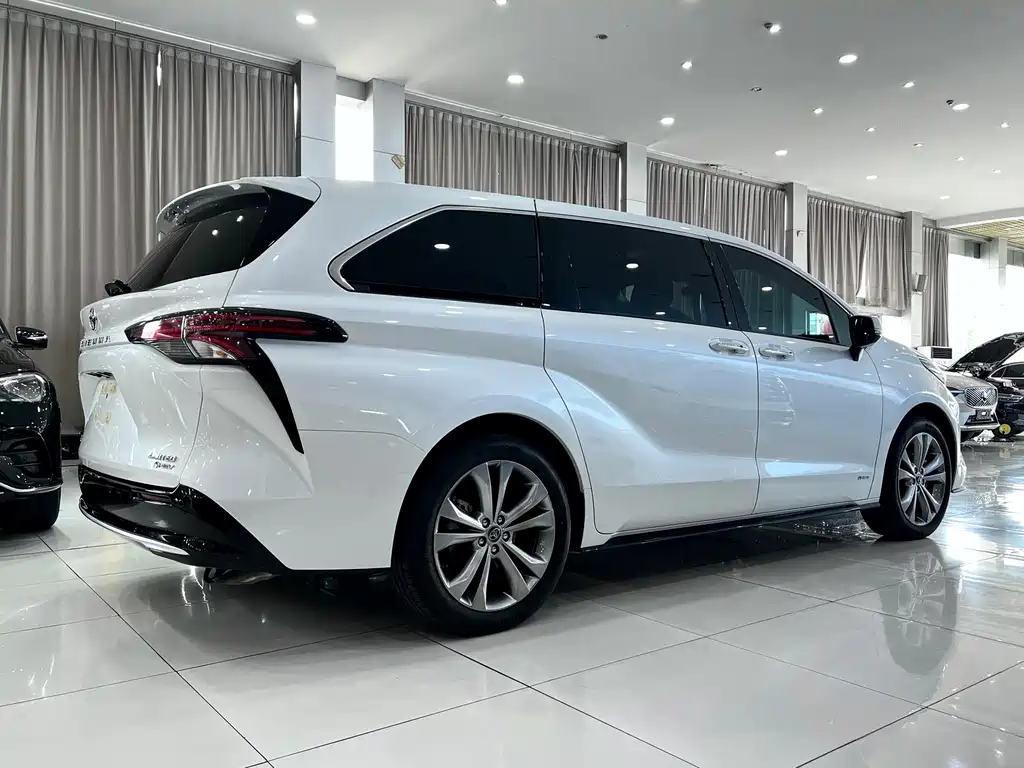 Sienna 2.5 L Hybrid Premium Enjoyment Distinguished