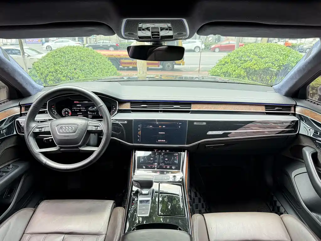 Audi A8 A8 L 55 TFSI quattro Launch Premium