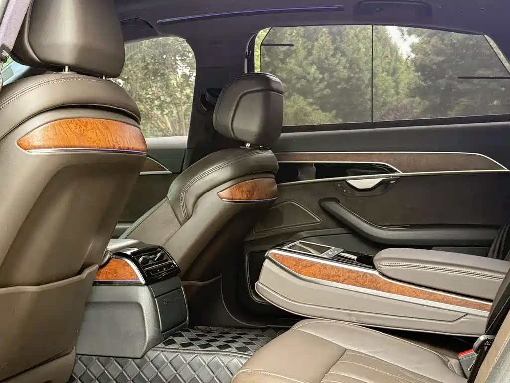 Audi A8 A8 L 55 TFSI quattro Launch Premium