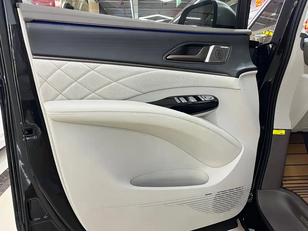 Denza D9 DM-i 970 4 WD Flagship