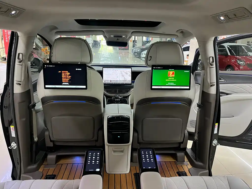 Denza D9 DM-i 970 4 WD Flagship