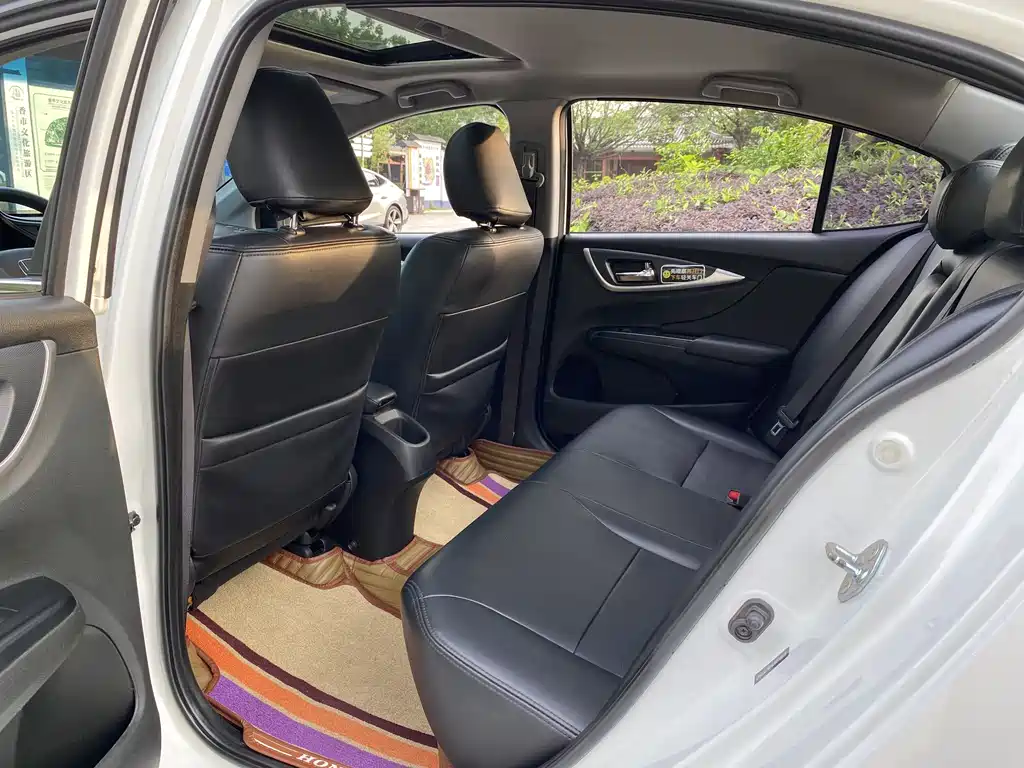 Crider 1.8 L CVT Luxury Special