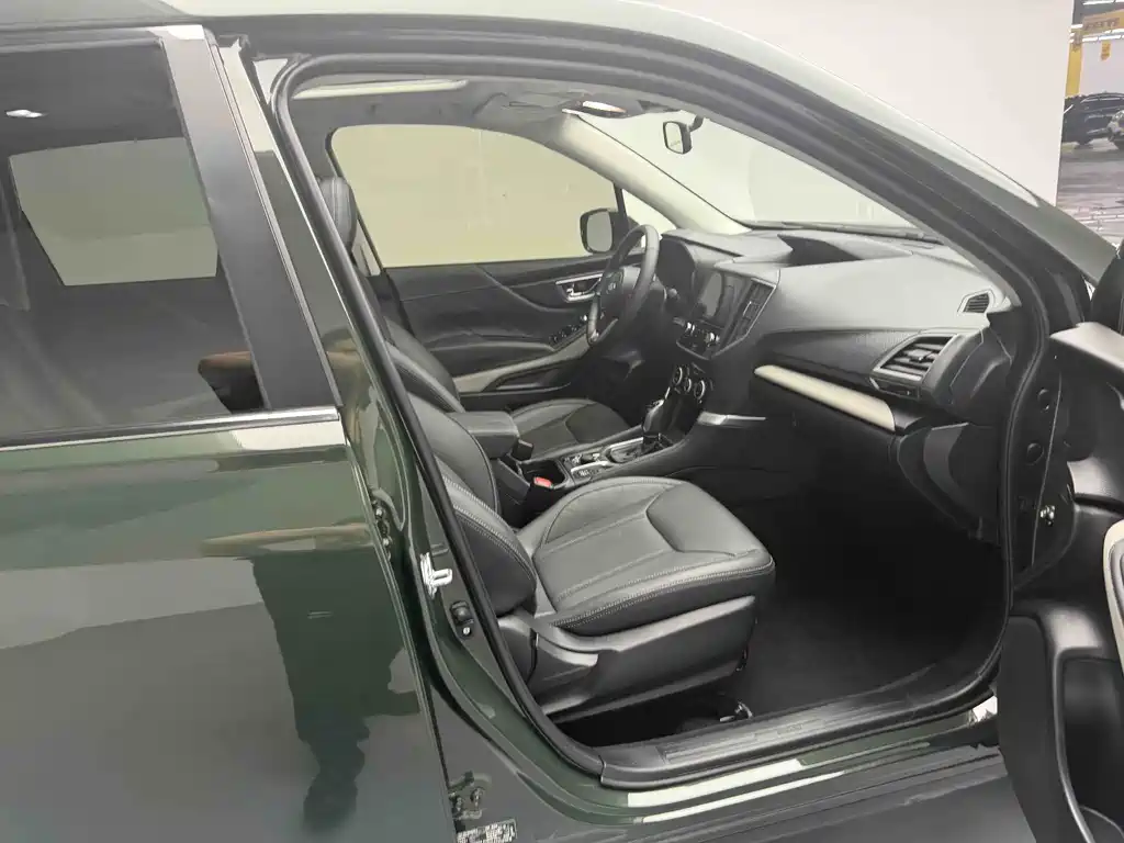 Forester 2.5 i AWD Distinguished EyeSight