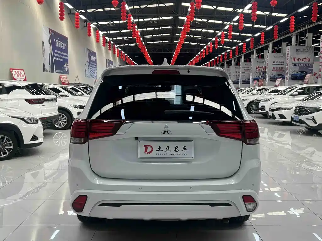 Outlander Facelift 2.0 L 2 WD Smooth Enjoyment 5-seat