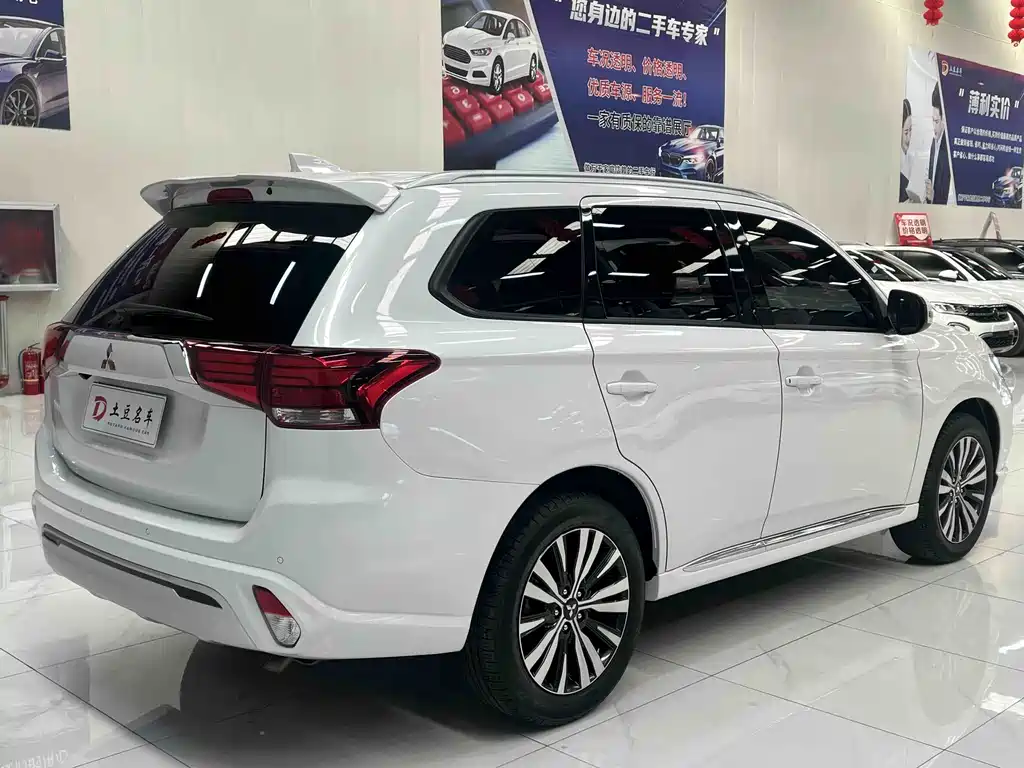 Outlander Facelift 2.0 L 2 WD Smooth Enjoyment 5-seat