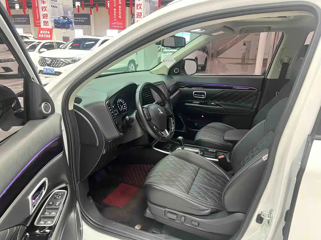 Outlander Facelift 2.0 L 2 WD Smooth Enjoyment 5-seat