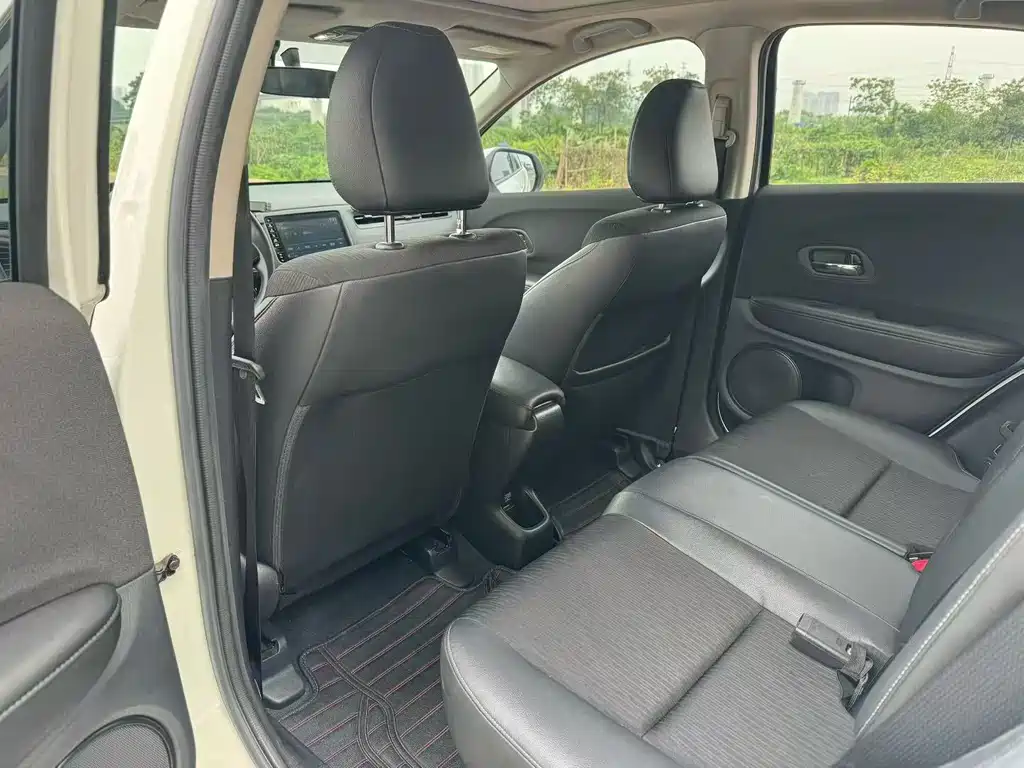 Vezel 1.5 L CVT Phantom Night · Pioneer