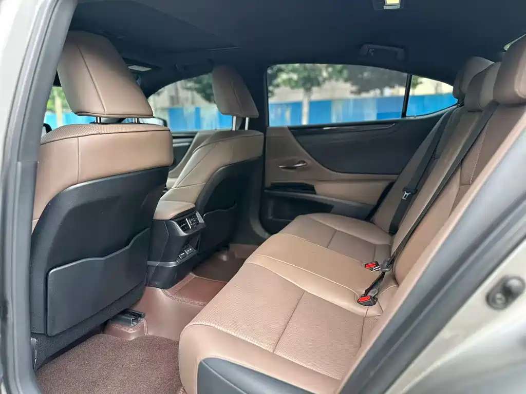 Lexus ES 200 Luxury