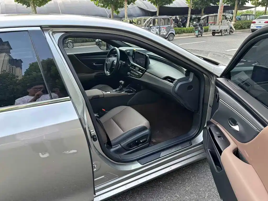 Lexus ES 200 Luxury
