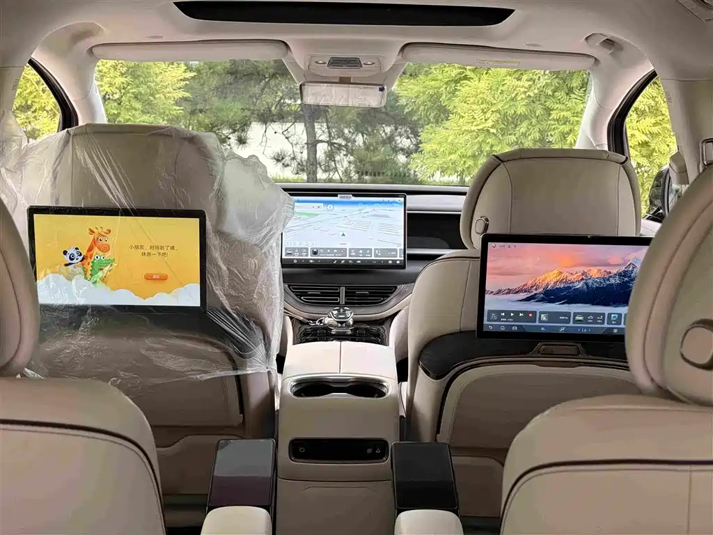 Denza D9 DM-i 980 4 WD Honored