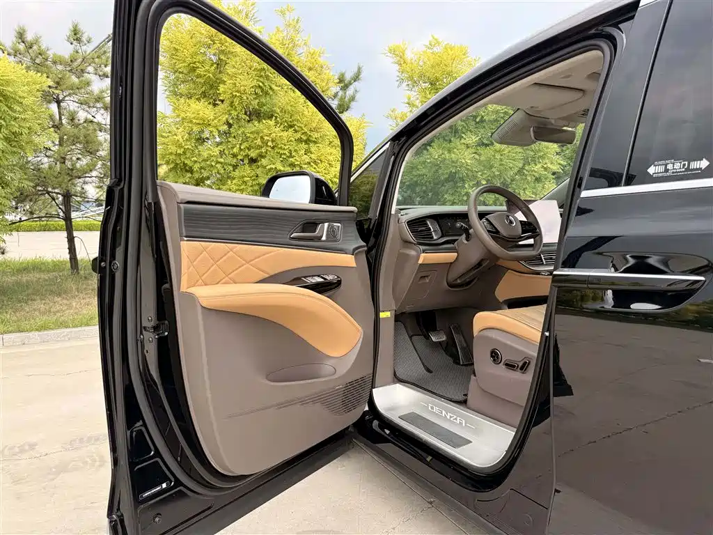 Denza D9 DM-i 970 4 WD Flagship