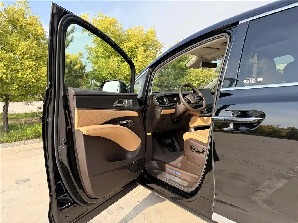 Denza D9 DM-i 980 4 WD Honored