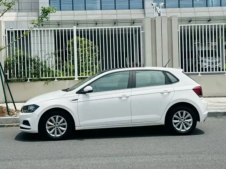 Volkswagen Polo Plus 1.5 L Auto Colorful Tech