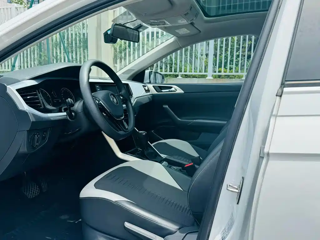 Polo Plus 1.5 L Auto Colorful Tech