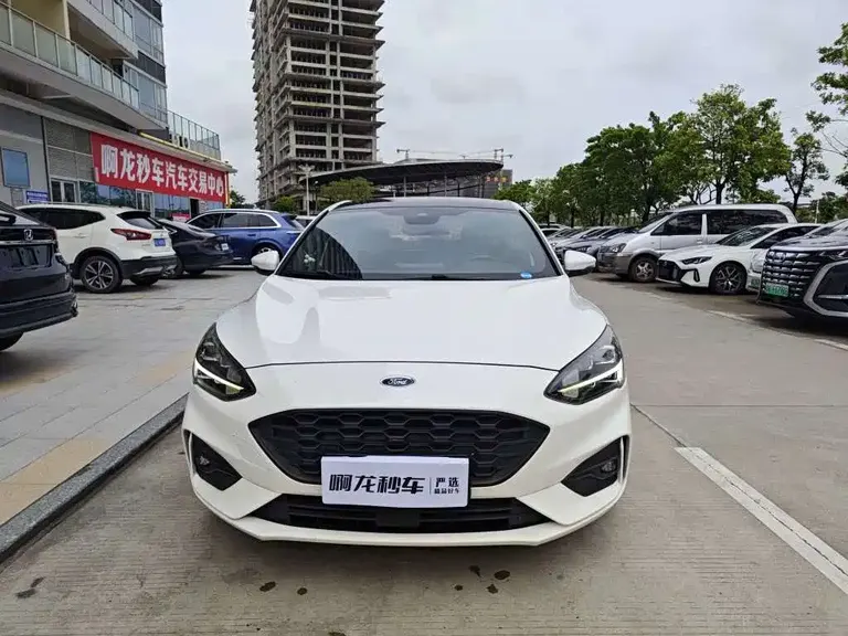 Ford Focus Sedan EcoBoost 180 Auto ST Line