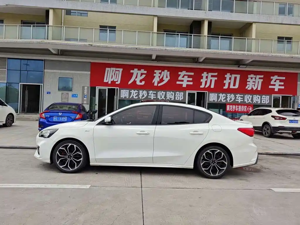 Focus Sedan EcoBoost 180 Auto ST Line