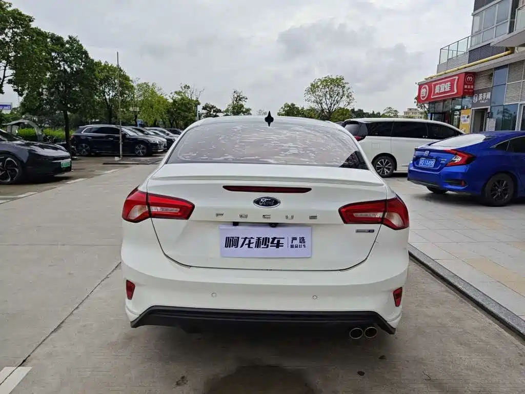 Focus Sedan EcoBoost 180 Auto ST Line
