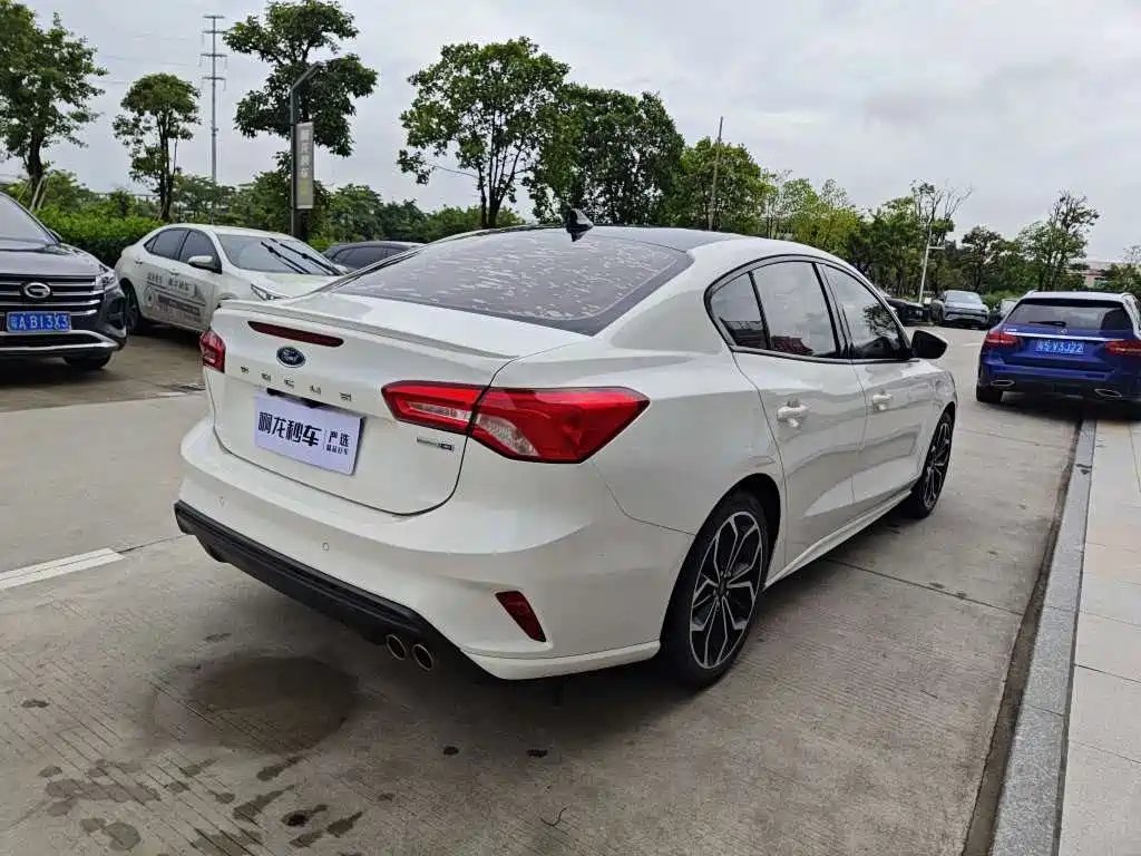 Focus Sedan EcoBoost 180 Auto ST Line