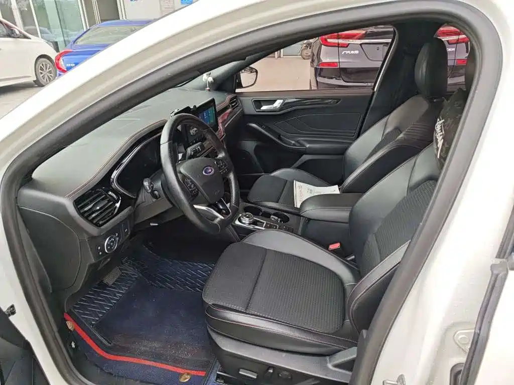 Focus Sedan EcoBoost 180 Auto ST Line