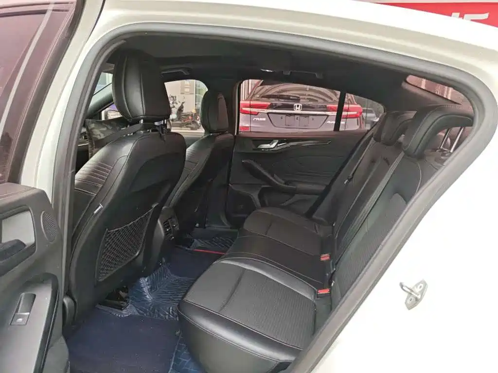 Focus Sedan EcoBoost 180 Auto ST Line