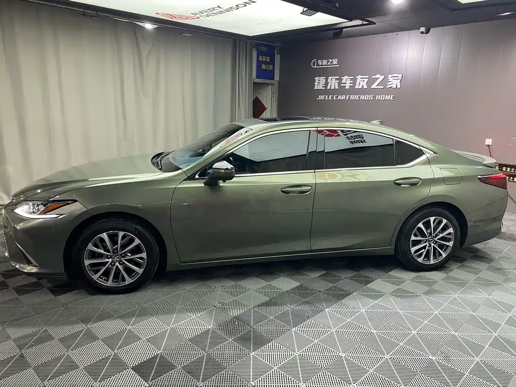 Lexus ES 200 Outstanding