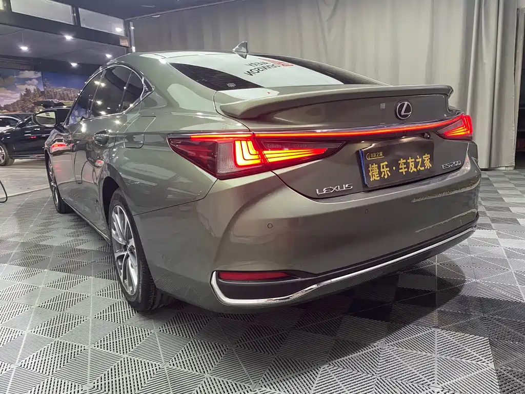 Lexus ES 200 Outstanding