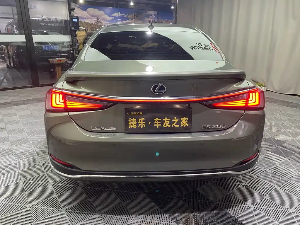 Lexus ES 200 Outstanding