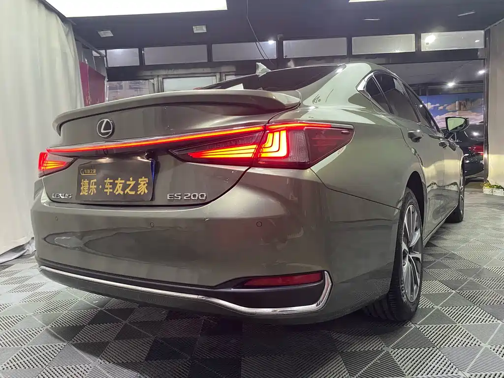 Lexus ES 200 Outstanding