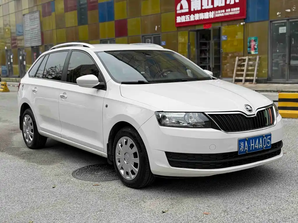 Rapid Spaceback Facelift 1.6 L Auto Forward