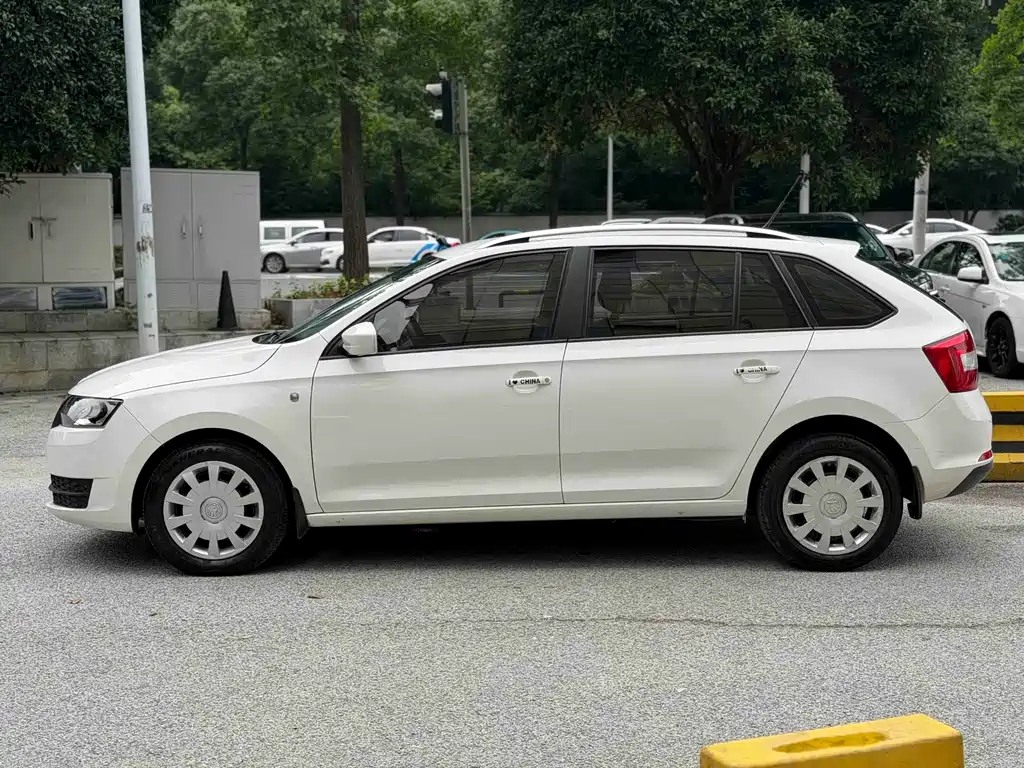 Rapid Spaceback Facelift 1.6 L Auto Forward