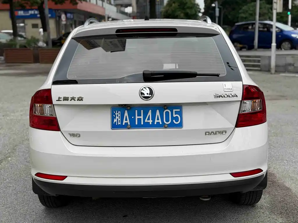 Rapid Spaceback Facelift 1.6 L Auto Forward