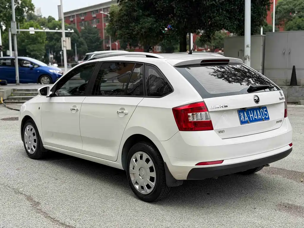 Rapid Spaceback Facelift 1.6 L Auto Forward