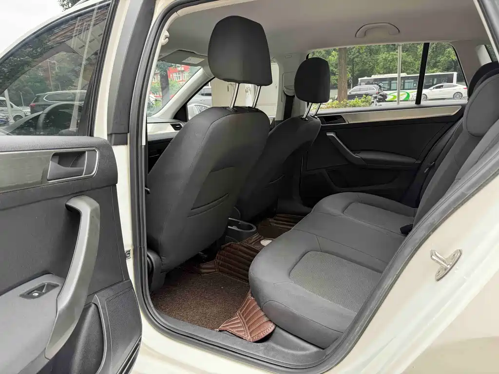 Rapid Spaceback Facelift 1.6 L Auto Forward