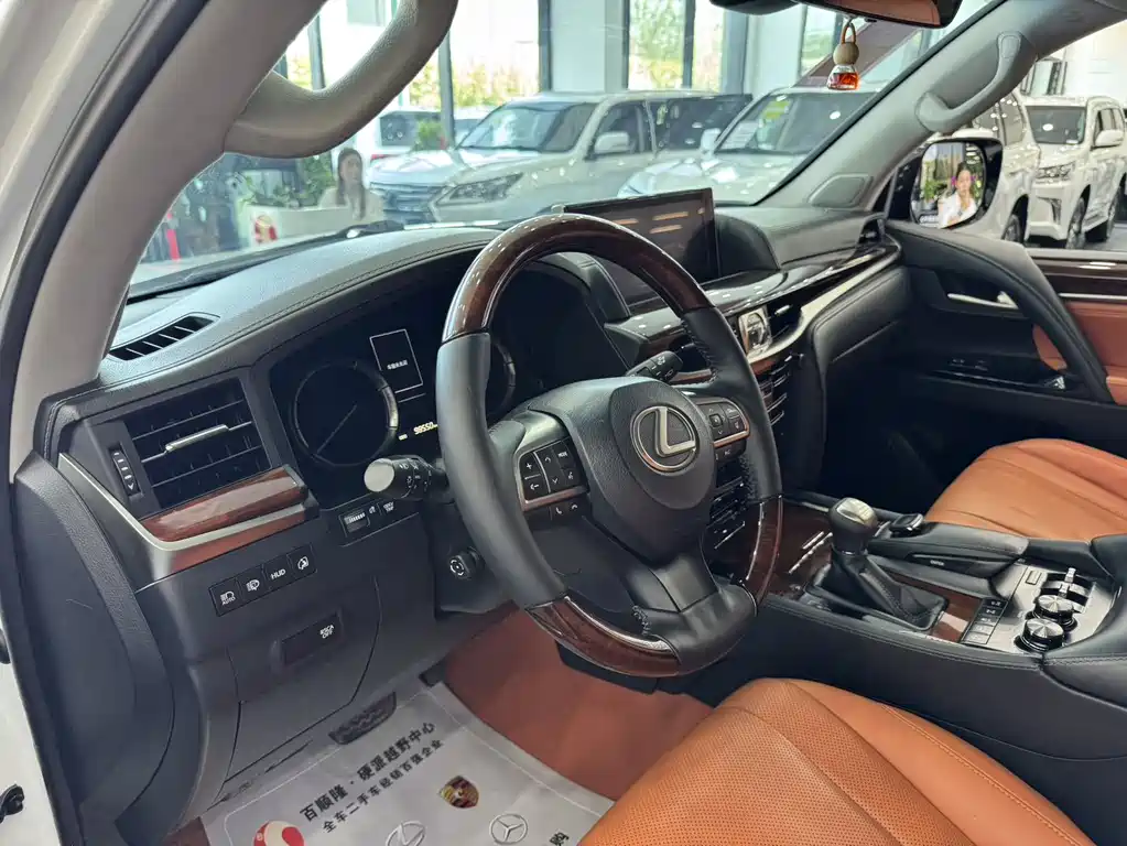 Lexus LX 570 Distinguished Luxury