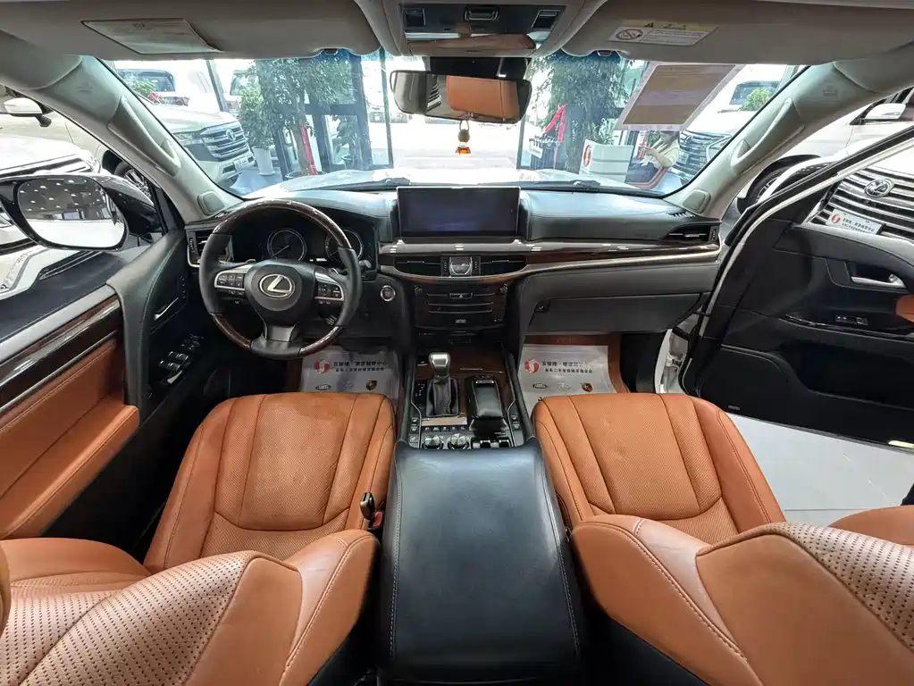 Lexus LX 570 Distinguished Luxury