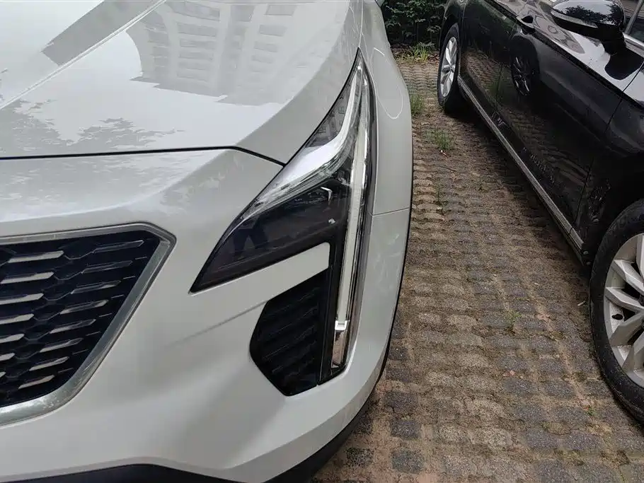 Cadillac XT4 28 T 2 WD Leading