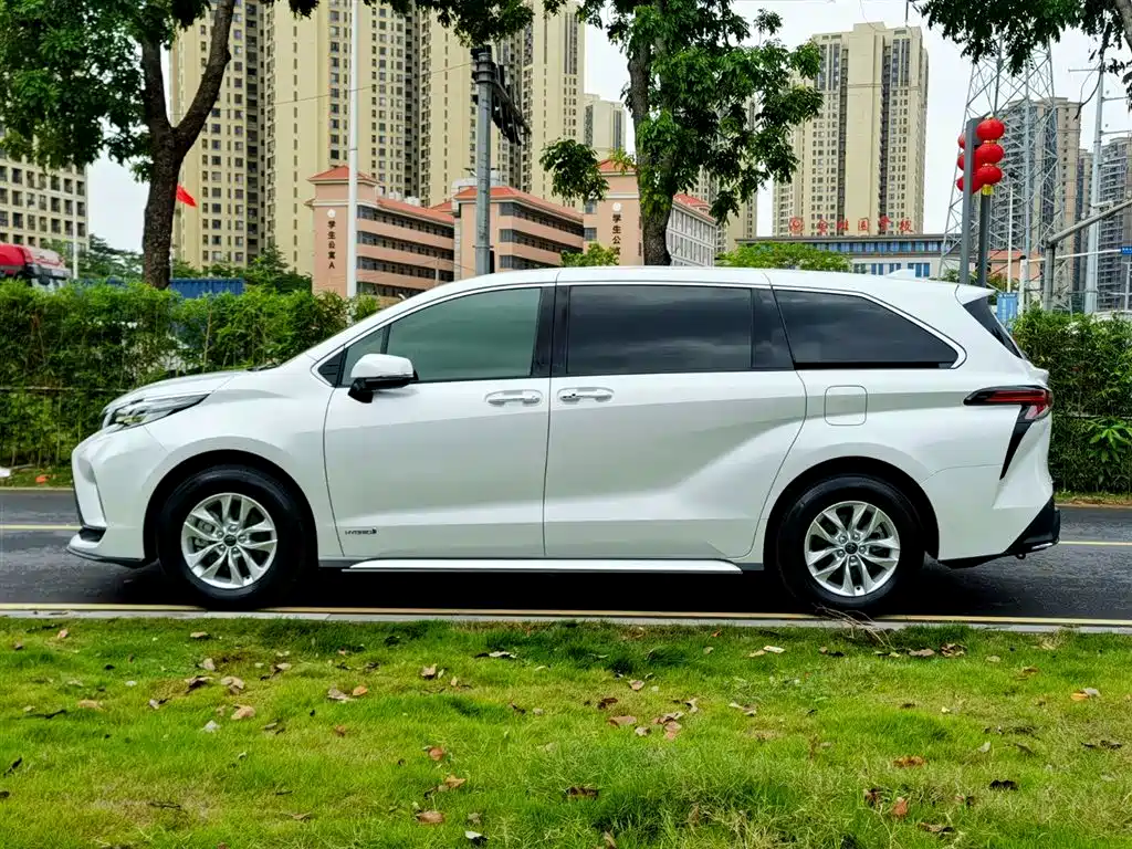 Granvia 2.5 L Hybrid Comfort