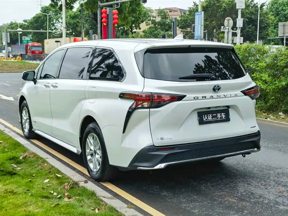 Granvia 2.5 L Hybrid Comfort